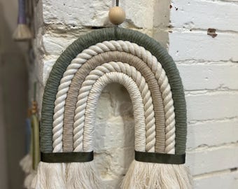 arcoiris personalizable. en macramé. nombre de pila.