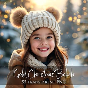 Puede incluir: Un gorro de punto beige con dos pompones esponjosos en la parte superior, usado por un niño sonriente con un abrigo marrón con capucha. La imagen incluye el texto Gold Christmas Bokeh 55 TRANSPARENT PNG sobre un fondo de luces doradas borrosas.