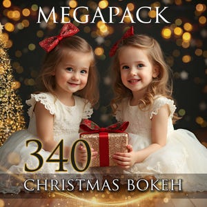 Può includere: Due bambini piccoli con capelli mossi e fiocchi rossi glitterati indossano abiti in pizzo bianco. Tengono in mano un regalo dorato glitterato con un nastro rosso. Lo sfondo presenta un albero di Natale dorato e luci bokeh con il testo MEGAPACK 340 CHRISTMAS BOKEH.
