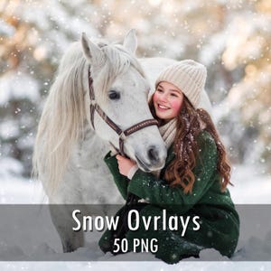 Op de afbeelding: Een wit paard met een bruin lederen hoofdstel en een persoon in een groene jas met een beige gebreide muts. De afbeelding bevat de tekst Snow Overlays 50 PNG, een digitaal product voor fotobewerking met een winterthema.