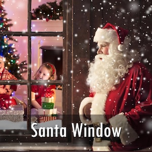 Pode incluir: Uma figura de Pai Natal com barba branca e fato vermelho está fora de uma janela, olhando para uma criança sentada perto de uma árvore de Natal e presentes embrulhados. O texto Santa Window é exibido na parte inferior.