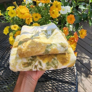 One 2 Piece Powder Room Set of Bathroom Towels, gold/yellow rose pattern, Cannon Brand