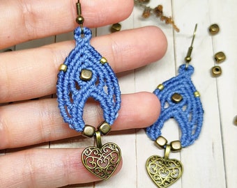 Boucles d'oreilles en micromacramé bleu avec perles et coeur en bronze | boucles d'oreilles faites à la main avec du fil ciré | boucles d'oreilles bohèmes | boucles d'oreilles tissées