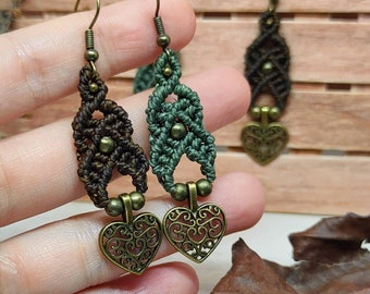 Boucles d'oreilles en micromacramé avec perles et coeur en bronze | boucles d'oreilles faites à la main avec du fil ciré | boucles d'oreilles bohèmes | boucles d'oreilles tissées vertes