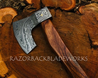 Hacha arrojadiza vikinga de Damasco con mango de palisandro y funda de cuero.