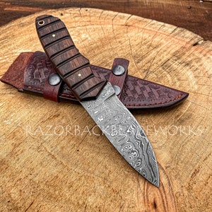 Damascus Hunting Knife: 9&quot; Full Tang, Rose Wood Handle, Leather Sheath