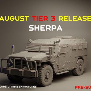 Op de afbeelding: Een grijs model van een gepantserd voertuig met grote banden en een beschermende voorbumper. De tekst "AUGUST TIER 3 RELEASE SHERPA" wordt weergegeven in geel, rood en wit. De afbeelding bevat ook de tekst "/TURNBASEMINIATURES" en "PRE-SU".