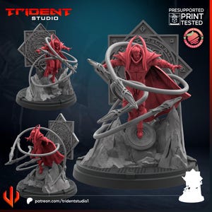 Puede incluir: Una figura en miniatura roja y gris impresa en 3D de un personaje con capa, de pie sobre una base rocosa. La figura está rodeada de efectos de energía arremolinados y estilizados. El logotipo de Trident Studio y el texto "Presupported Print Tested" son visibles.