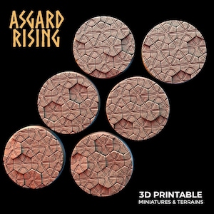 Puede incluir: Seis bases circulares texturizadas con apariencia de piedra, con un patrón geométrico repetitivo. Las bases son de color marrón rojizo y están dispuestas sobre un fondo negro. También se ve el texto "Asgard Rising" y "3D Printable Miniatures & Terrains".