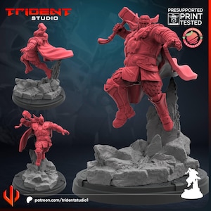 Könnte beinhalten: Rote 3D-gedruckte Figur eines Superhelden mit Hammer, Umhang und Rüstung, auf einem felsigen Sockel. Die Figur befindet sich in einer dynamischen Pose. Das Bild enthält den Text "TRIDENT STUDIO" und "PRESUPPORTED PRINT TESTED".