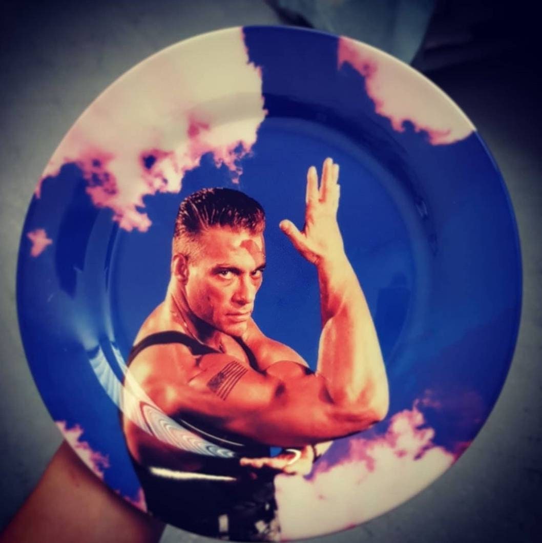 Assiette Van Damme, de La Série C'est Pas Guimauve