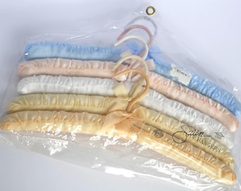 Juego de 5 perchas acolchadas de satén estilo retro de la abuela, multicolor pastel.