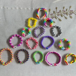 Rainbow Loom Hook Grip Tutorial (looks like a Pencil Charm) Tutorial /  Design (DIY Mommy) 