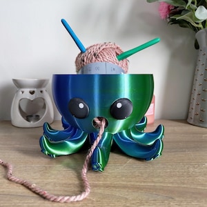 Schillernde Octopus Garnschüssel | 3D gedruckter gehäkelter Begleiter | Ocean Geschenk | Wolle Organizer Bild 1
