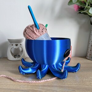 Schillernde Octopus Garnschüssel | 3D gedruckter gehäkelter Begleiter | Ocean Geschenk | Wolle Organizer Bild 3