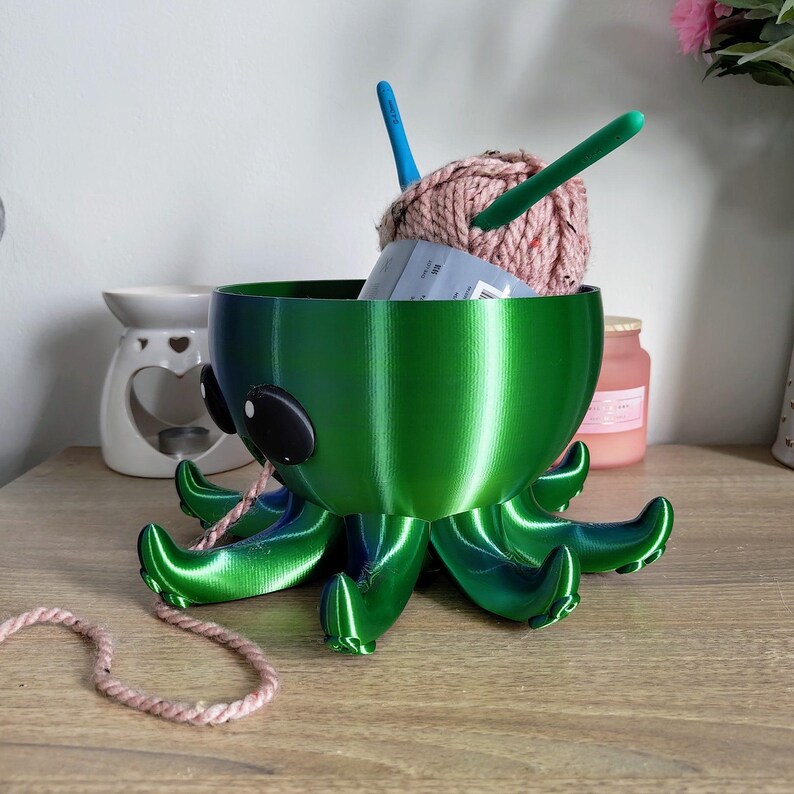 Schillernde Octopus Garnschüssel | 3D gedruckter gehäkelter Begleiter | Ocean Geschenk | Wolle Organizer Bild 2
