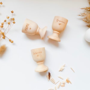 Personalisierter Eierbecher aus Holz mit Gravur, Eierbecher mit Name und Symbol als individuelle Osterdeko von Kleine Wunderstube