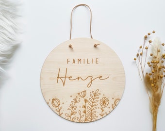 Familienschild personalisiert aus Holz, Türkranz mit Namen, Individuelles Geschenk zum Einzug, Geschenkidee Hochzeit von Kleine Wunderstube