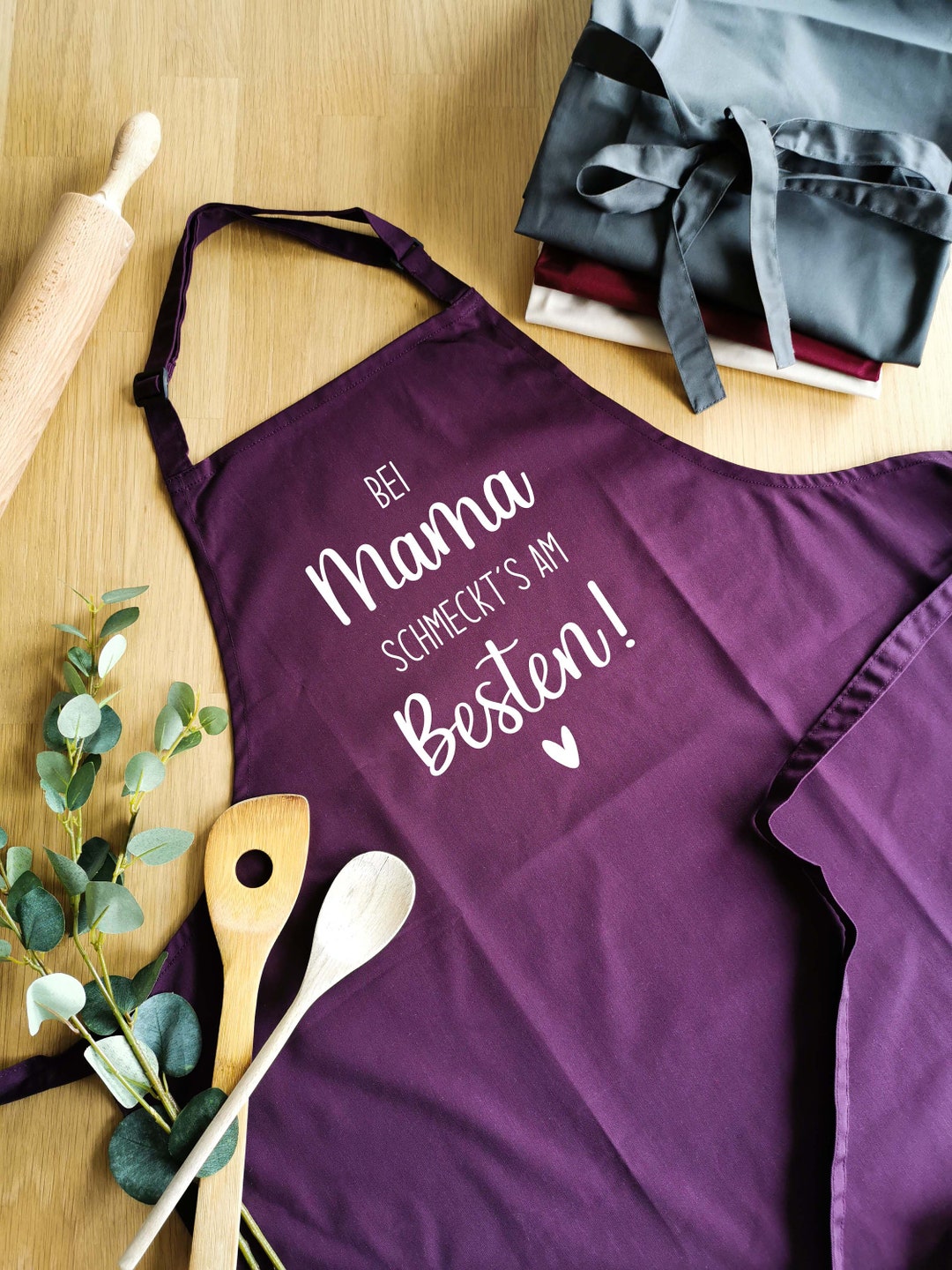Schürze Bei Mama Schmeckt's Am Besten - KA.DO - Drucken Und Schenken
