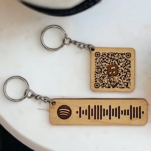 Portachiavi in legno personalizzabile con testo scansionabile: canzone, playlist, album