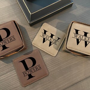 Juego de posavasos de piel sintética, personalizados con monograma a medida.