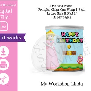 Może przedstawiać: Drukowany wzór na opakowanie puszki Pringles z księżniczką Peach z serii gier wideo Super Mario Bros. Wzór zawiera napis "Happy Birthday" i blok z pytajnikiem. Opakowanie ma rozmiar 8,5 cala na 11 cali i pasuje do puszki Pringles o pojemności 1,3 uncji.