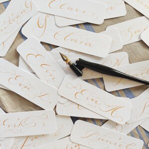 Maximaal 100 handgeschreven kalligrafie plaatskaartjes, naamkaartjes bruiloftsevenementen
