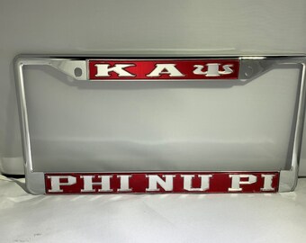 Marco de matrícula Kappa Alpha Psi-Phi Nu Pi con fondo rojo y letras de espejo
