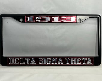 Marco de matrícula negro Delta Sigma Theta de 1913 con letras de espejo y fondo rojo