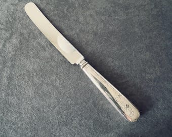 Faca de jantar antiga Reed & Barton "Brilliant" com cabo em prata de lei, 24 cm (9,5"), monogramada.