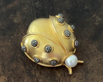Broche de inseto com marcassita banhada a ouro Judith Jack, alfinete de inseto com pérola sintética