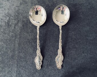 Conjunto antigo vitoriano de colheres para servir frutas vermelhas Durgin Watteau em prata esterlina, com monograma "HPR" (1891).