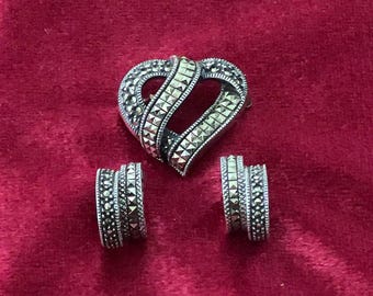 Conjunto vintage de broche e brincos em formato de coração da Judith Jack em prata de lei com marcassita.