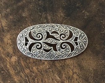 Broche floral vintage em prata de lei com marcassita, joia em filigrana Art Déco em formato de coração.