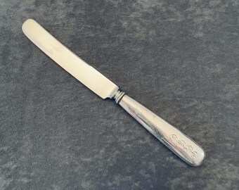 Faca de jantar antiga Reed & Barton "Brilliant" com cabo em prata de lei, 24 cm (9,5"), monogramada.
