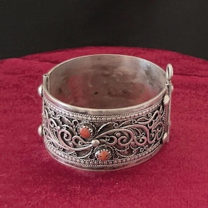 Vintage marockanskt silverkorallarmband | Berberiska filigransmycken med öppningsarbete | Nordafrikanskt