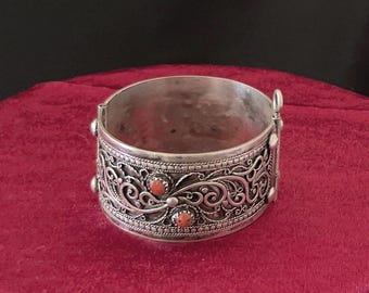 Pulseira vintage marroquina de prata e coral | Joias berberes com filigrana vazada | Norte da África