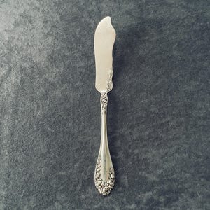 Antique 1898 Wallace Rose Sterling Silver Master Butter Knife 7.5 Inch Monogram "L"