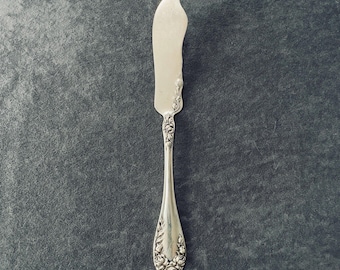Faca de manteiga antiga Wallace Rose Master de 1898 em prata esterlina, 7,5 polegadas, monograma "L".