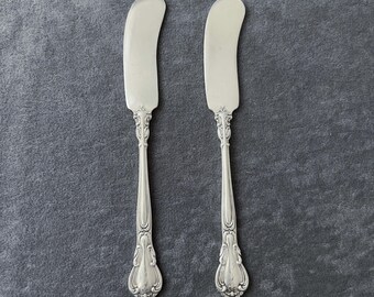 Conjunto de duas facas de manteiga Chantilly by Gorham em prata esterlina, com monograma "L", 15 cm (6 1/8"), estilo vitoriano.