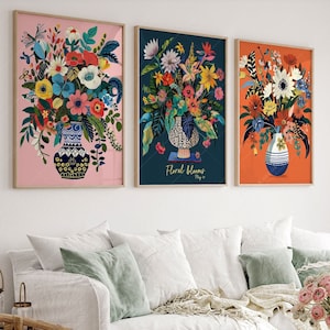 Flores en jarrón Arte floral vibrante Conjunto de 3 impresiones Rosa naranja azul oscuro Les Fleurs Decoración elegante Sala de estar Arte del dormitorio Regalo único