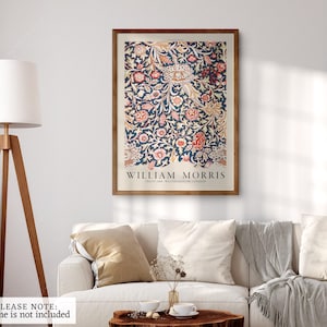 Pu&ograve; includere: Una stampa artistica incorniciata con un design floreale nei toni del blu, rosso e crema. La stampa, con il testo "WILLIAM MORRIS", &egrave; esposta sopra un divano bianco. La cornice &egrave; di un caldo colore marrone, che completa l'opera.