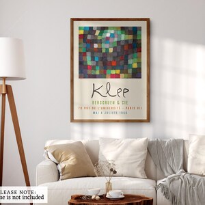 Puede incluir: Un p&oacute;ster vintage que presenta una pintura abstracta de Paul Klee. La pintura es un dise&ntilde;o geom&eacute;trico colorido con cuadrados y rect&aacute;ngulos en tonos de rojo, verde, azul, amarillo y negro. El p&oacute;ster est&aacute; enmarcado en madera y tiene el texto "Klee" en una fuente manuscrita, junto con el nombre de la galer&iacute;a y las fechas de la exposici&oacute;n.