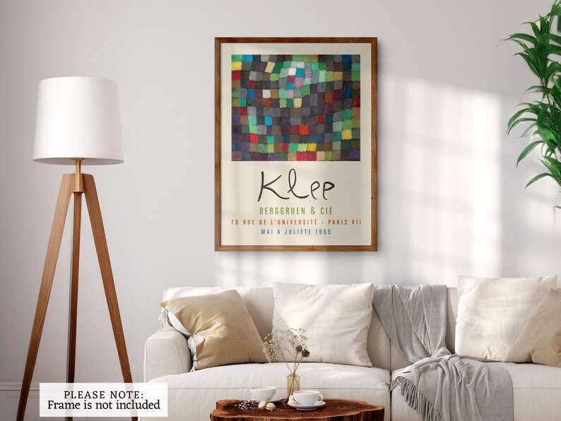 Puede incluir: Un p&oacute;ster vintage que presenta una pintura abstracta de Paul Klee. La pintura es un dise&ntilde;o geom&eacute;trico colorido con cuadrados y rect&aacute;ngulos en tonos de rojo, verde, azul, amarillo y negro. El p&oacute;ster est&aacute; enmarcado en madera y tiene el texto "Klee" en una fuente manuscrita, junto con el nombre de la galer&iacute;a y las fechas de la exposici&oacute;n.