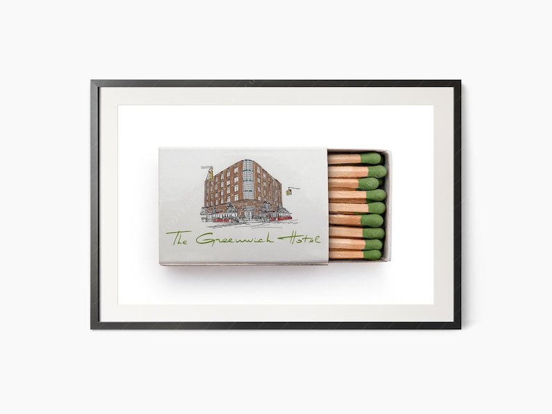 K&ouml;nnte beinhalten: Gerahmter Druck einer ge&ouml;ffneten Streichholzschachtel mit einer Geb&auml;udeillustration und dem Text "The Greenwich Hotel". Die Streichh&ouml;lzer haben gr&uuml;ne K&ouml;pfe. Das Kunstwerk ist vor einem wei&szlig;en Hintergrund.