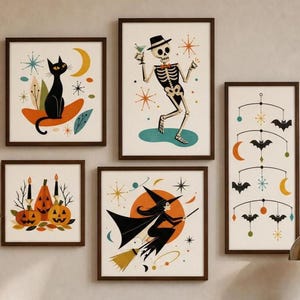 Può includere: Un set di cinque stampe artistiche da parete incorniciate con illustrazioni in stile moderno di metà secolo, raffiguranti un gatto nero, uno scheletro che balla, una giostrina con pipistrelli e lune, tre zucche con candele e una strega su scopa.