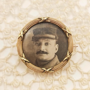 Broche portafotos antiguo de luto de Napoleón III, victoriano, chapado en oro rosa y amarillo, nácar, con el sello de Fix y marcas del fabricante, circa 1870, Francia.