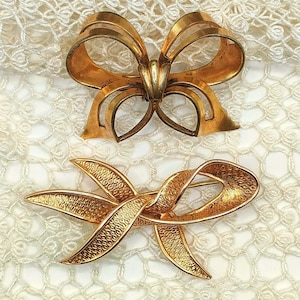 Antieke Art Deco vergulde knoopbroche, gemerkt met zilversmidsmerk, vlinder en vrijvormig ontwerp, circa 1940, Frankrijk