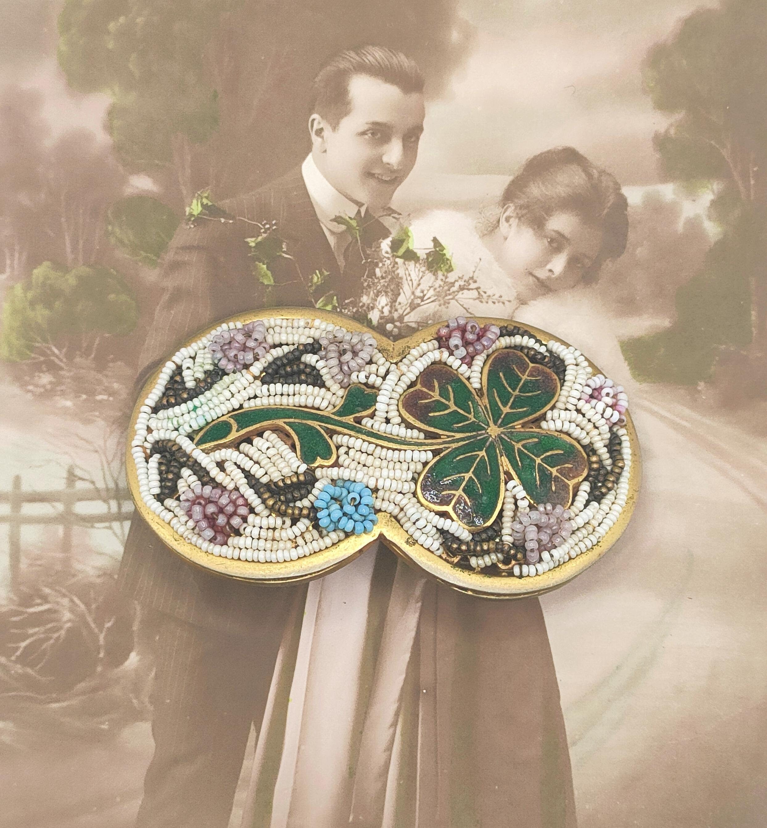 Broche vintage Louis Rousselet laiton perles de verre nacrées
