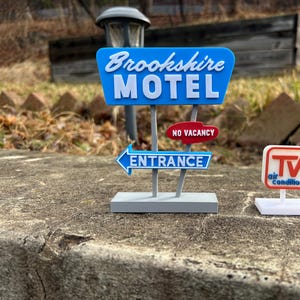 ブルックシャー モーテルの看板 - オクラホマ州タルサ、ルート 66、マザー ロード、ロードサイド アメリカにあるブルックシャー モーテルの看板のミニチュア版